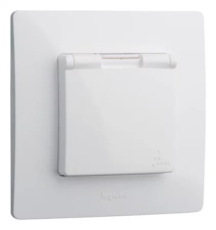 Розетка 1-м СП Etika 16А IP44 250В 2P+E с заземл. защ. шторки с крышкой немецк. стандарт безвинтов. клеммы механизм бел. Leg 